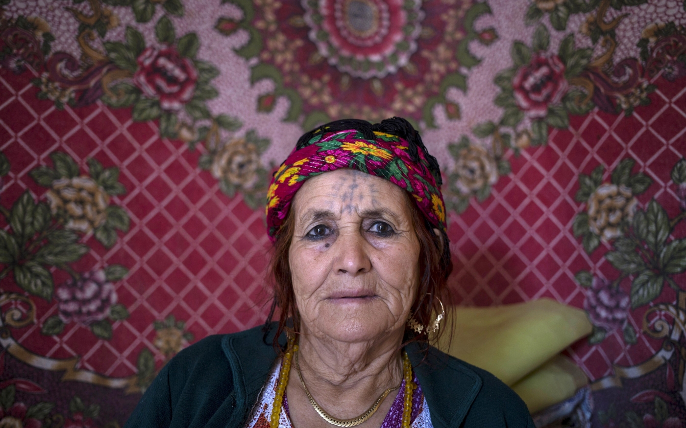 Les tatouages de Fatma Haddad, 80 ans, d'origine chaouie, s’effacent avec le temps (Reuters)