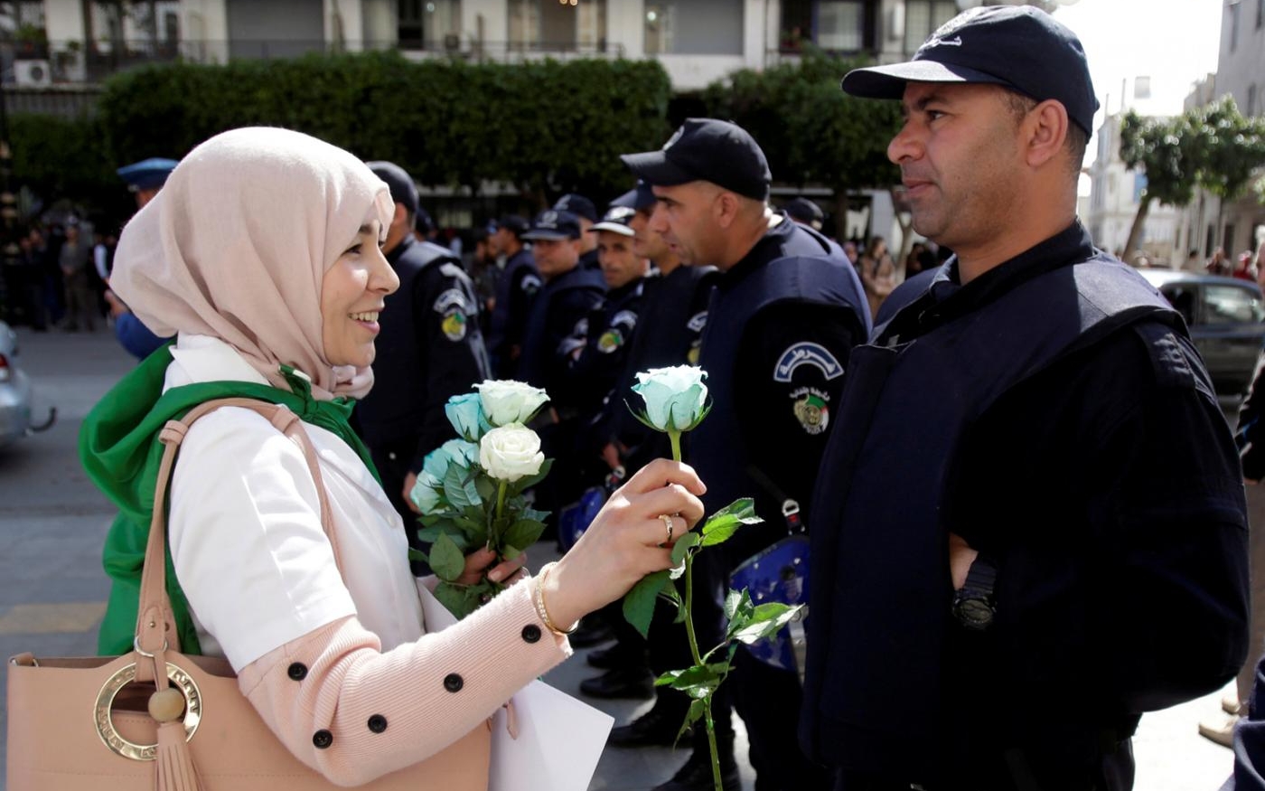 Une Algérienne offre des roses aux forces de l’ordre lors de manifestations des instituteurs, avocats et fonctionnaires dans plusieurs villes du pays le mercredi 13 mars 2019 (Reuters)