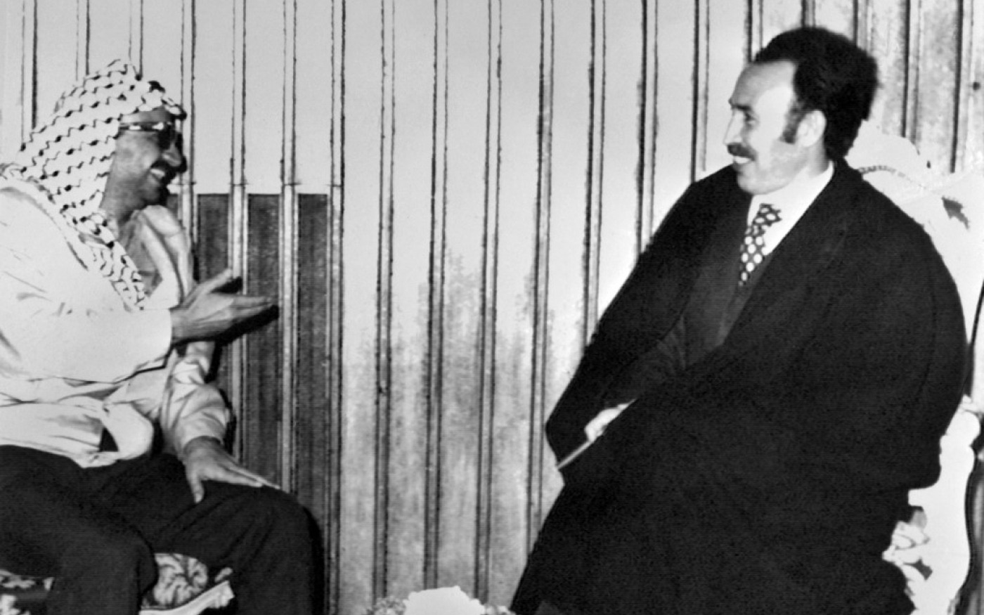 Le président algérien Houari Boumédiène rencontre le président de l’Organisation de libération de la Palestine (OLP), Yasser Arafat, le 18 novembre 1974 à Alger (AFP)