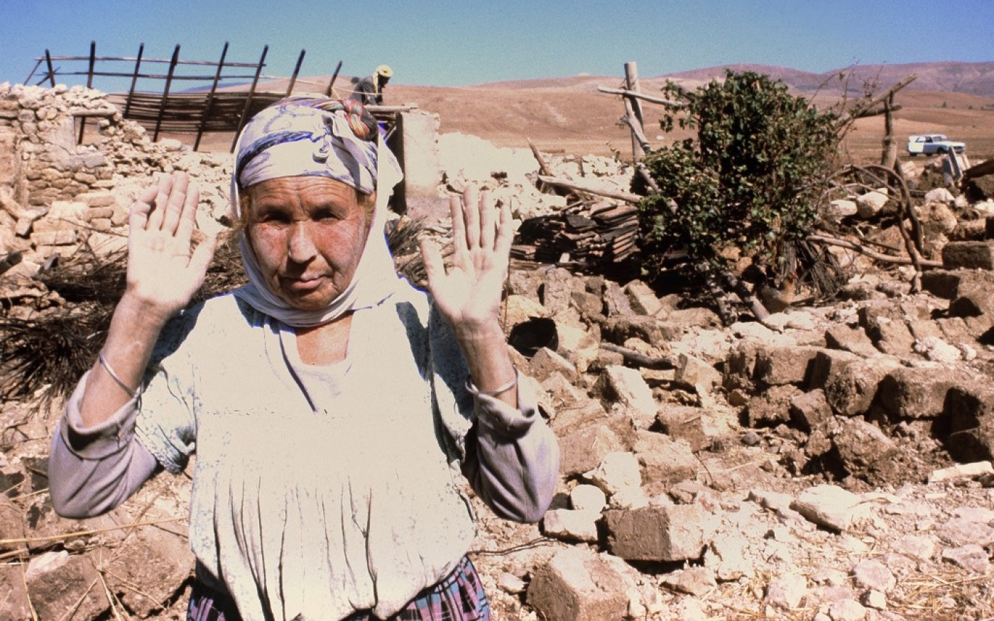 Une victime du séisme d’El Asnam, en Algérie, le 10 octobre 1980 (AFP/Gérard Fouet)