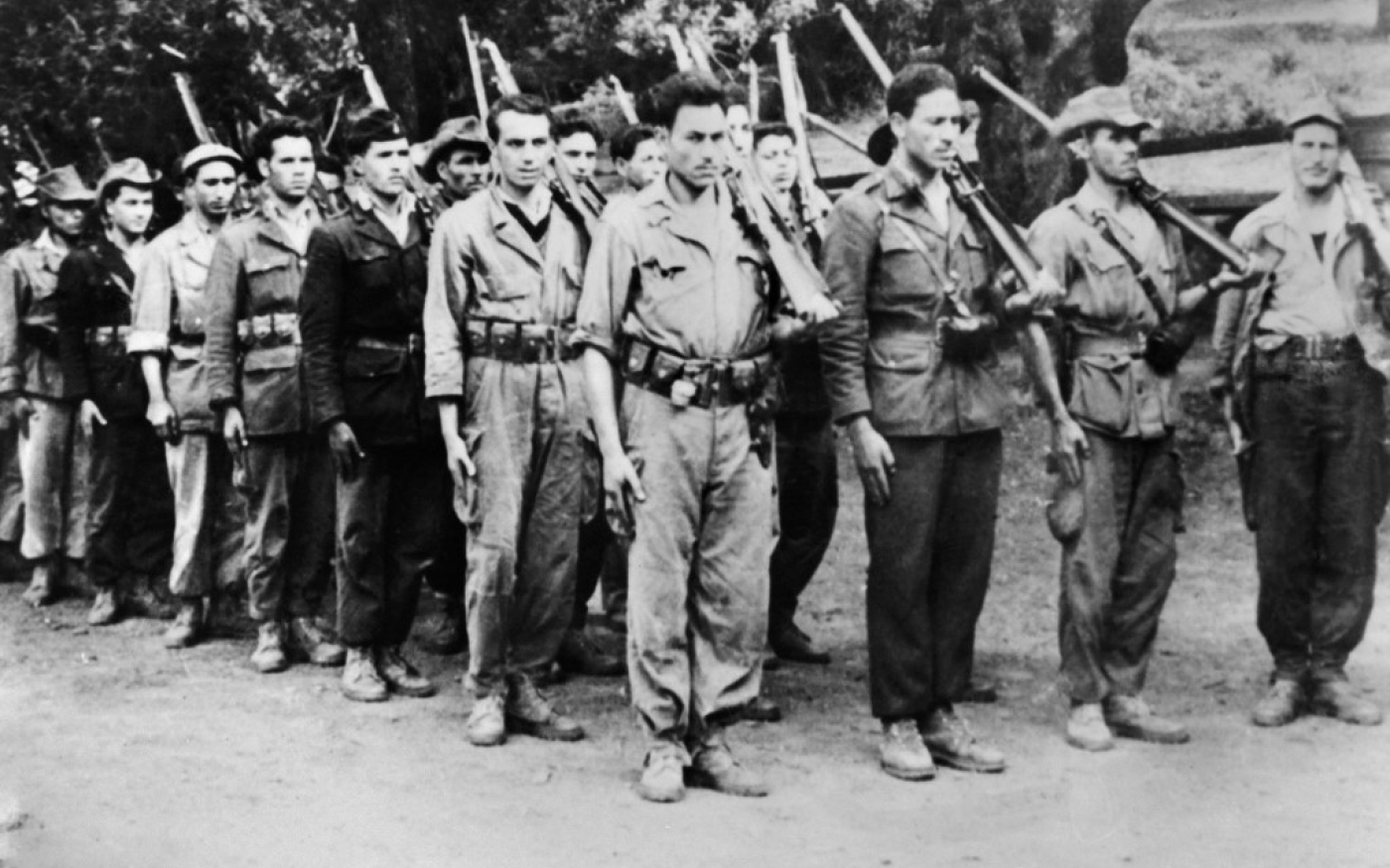 Des combattants algériens de l’Armée de libération nationale, branche armée du Front de libération nationale (FLN), effectuent secrètement un exercice militaire pendant la guerre d’Algérie, en 1957 (AFP)