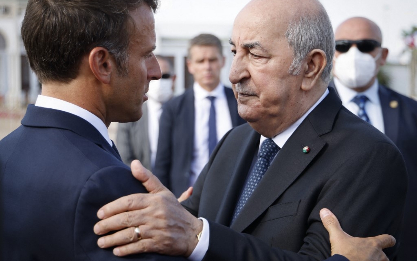 Le président algérien Abdelmadjid Tebboune et son homologue Emmanuel Macron, le 27 août 2022 à Alger (AFP/Ludovic Marin)