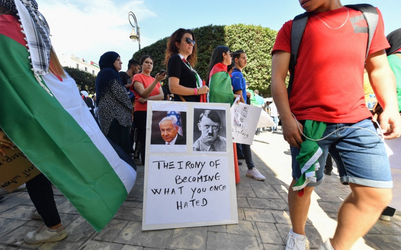 Sur la pancarte : « De l’ironie de devenir ce qu’un jour, tu as détesté ». Alger, le 19 octobre 2023 (AFP)