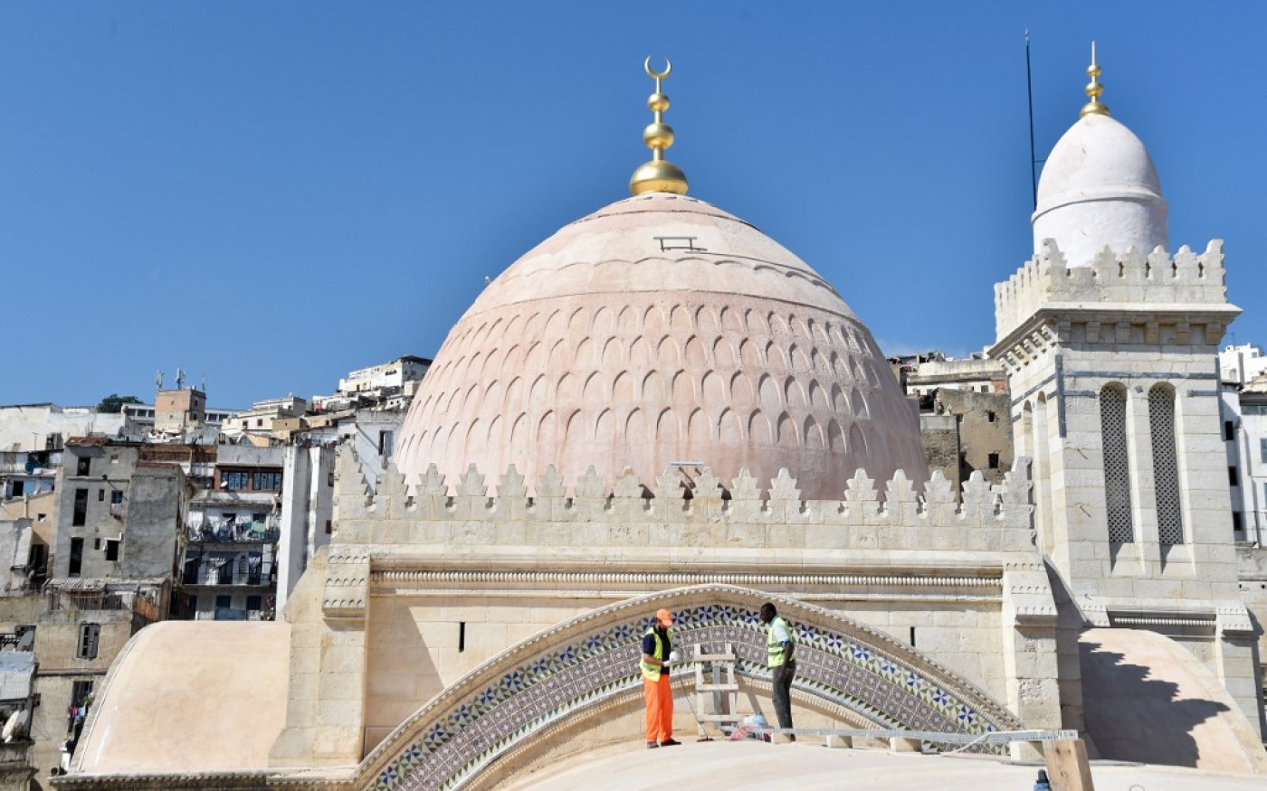 Des ouvriers restaurent le toit de la mosquée Ketchaoua dans le cadre d’une réhabilitation financée par la Turquie, à Alger, le 15 octobre 2017 (AFP/Ryad Kramdi)