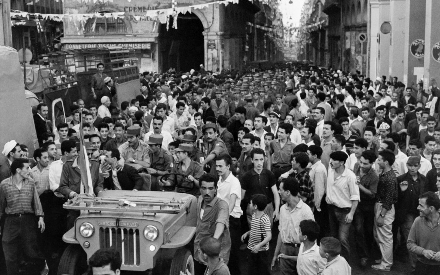 La foule encercle les soldats de l’Armée de libération nationale (ALN) de la Wilaya V (région d’Oran) arrivés à Alger durant l’été 1962 (AFP)