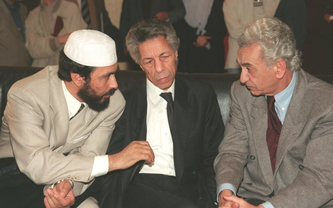 De gauche à droite : Abdallah Djaballah, Mouloud Hamrouche et Hocine Aït Ahmed, trois des candidats à l’élection présidentielle du 15 avril 1999, s’entretiennent à l’hôtel Sofitel d’Alger. Ils finiront par se retirer de la course (AFP)