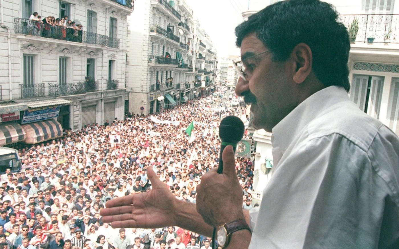 L’ex-leader du RCD, Saïd Sadi, s’adresse à la foule à Alger, le 2 juillet 1998, à l’occasion d’un rassemblement contre une nouvelle loi faisant de l’arabe la seule langue officielle en Algérie (AFP)