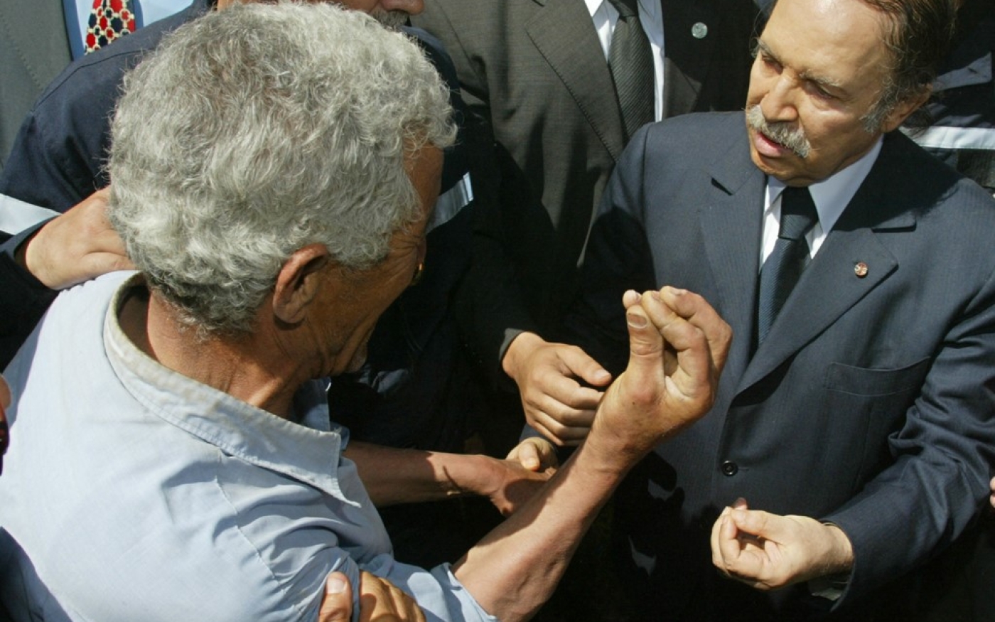 Un Algérien interpelle le président Bouteflika, venu sur la zone dévastée par le séisme, à Boumerdès, le 24 mai 2003 (AFP/Philippe Desmazes)