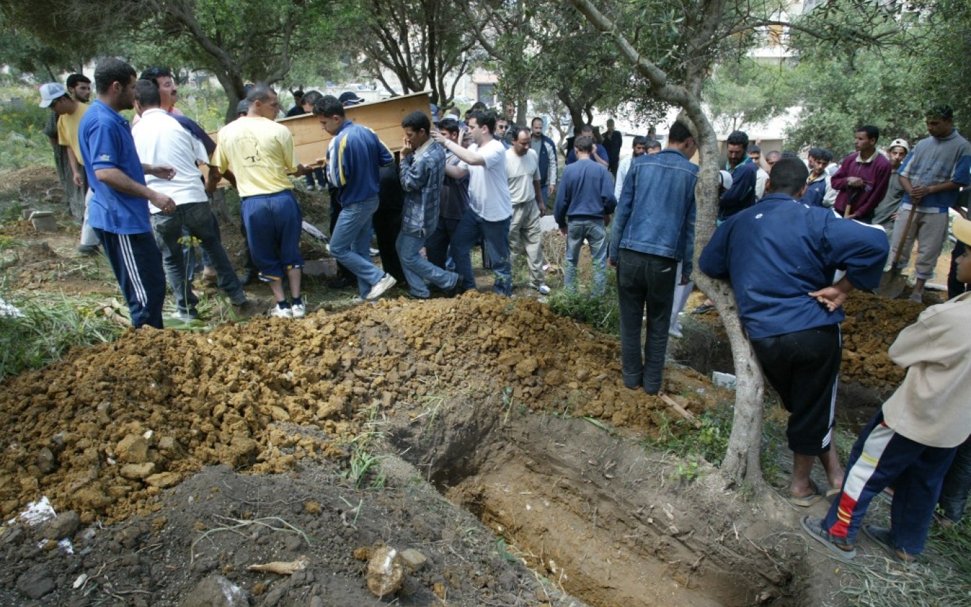 Des Algériens enterrent une victime du séisme, le 25 mai 2003, à Boumerdès, à l’est d’Alger (AFP/Philippe Desmazes)