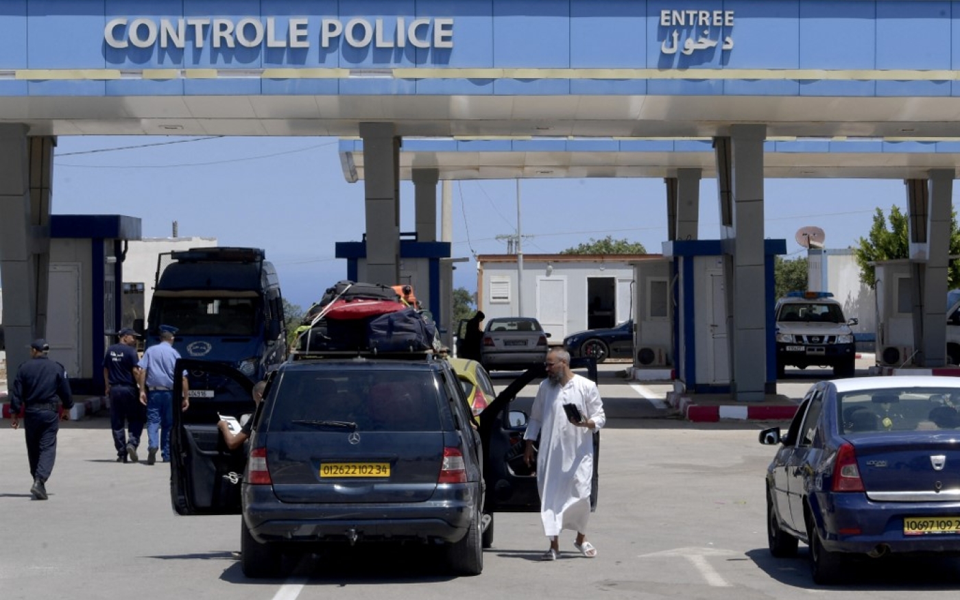 Le poste frontière de Melloula, près de Tabarka (nord-ouest), est le plus important du territoire tunisien, selon Jamel Zrig, un responsable de la Garde nationale tunisienne, avec 25 % des entrées des Algériens via cette frontière en 2019 (AFP/Fethi Belaïd)