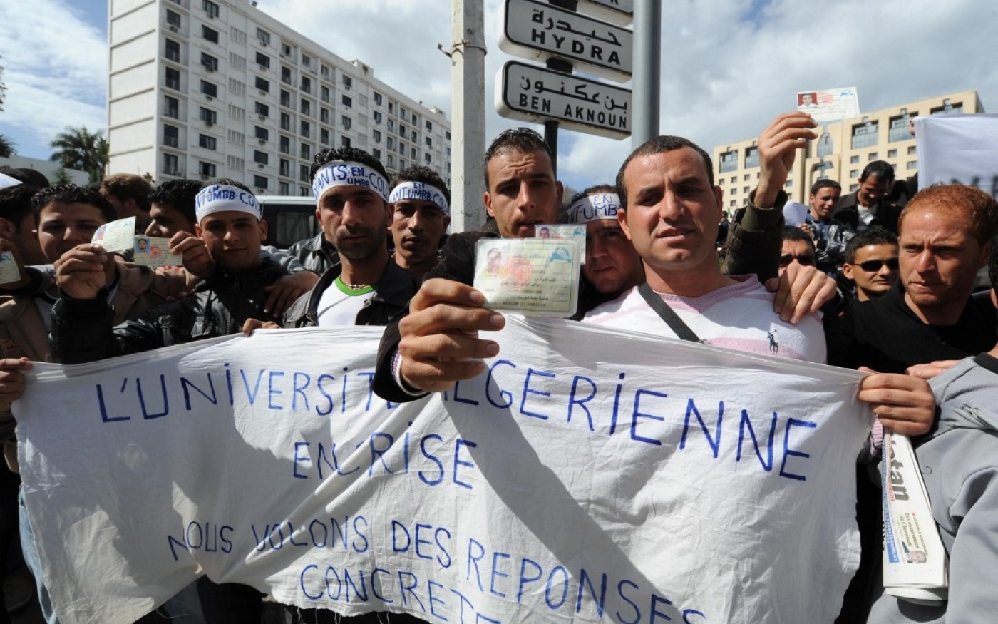 Des étudiants manifestent devant les bureaux de la présidence à Alger, le 14 mars 2011, afin que plus d’argent soit débloqué pour l’éducation et l’emploi (AFP/Farouk Batiche)