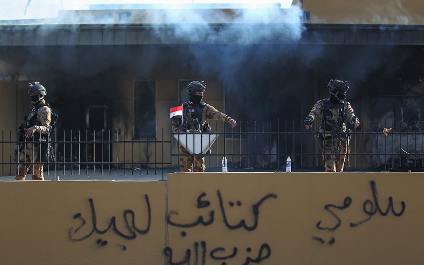 Les forces de sécurité irakiennes déployées devant l’ambassade américaine à Bagdad, le 1er janvier (AFP)