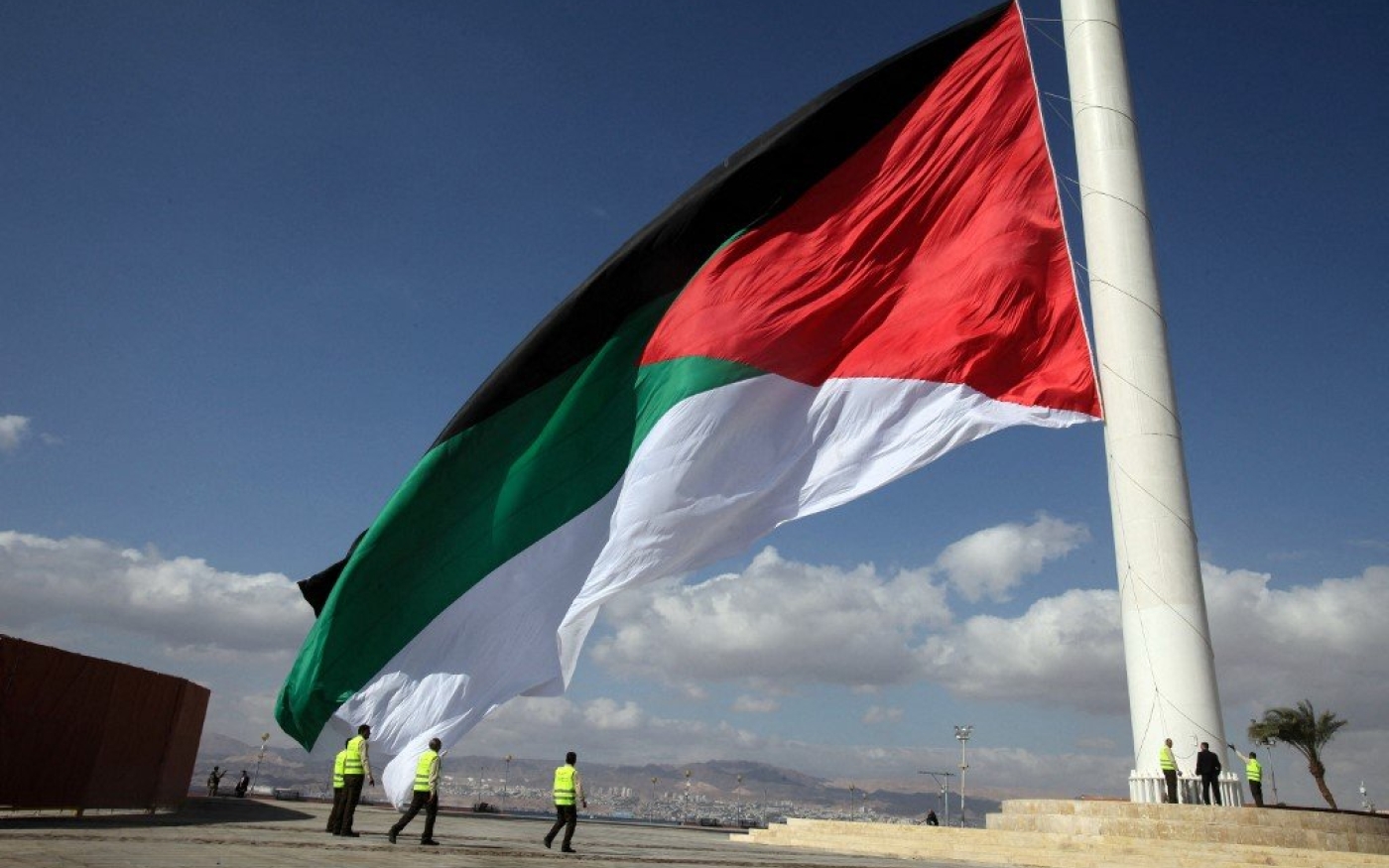 Un drapeau jordanien géant est hissé lors d’une célébration dans le port d’Aqaba en 2016 (AFP)
