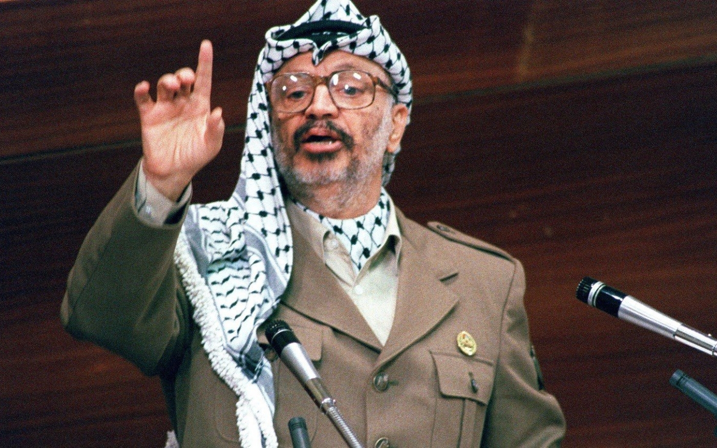 La série invite à penser que la famille royale koweïtienne reproche à Yasser Arafat d’avoir contribué à former de jeunes combattants du Hezbollah aux côtés de l’OLP (AFP)