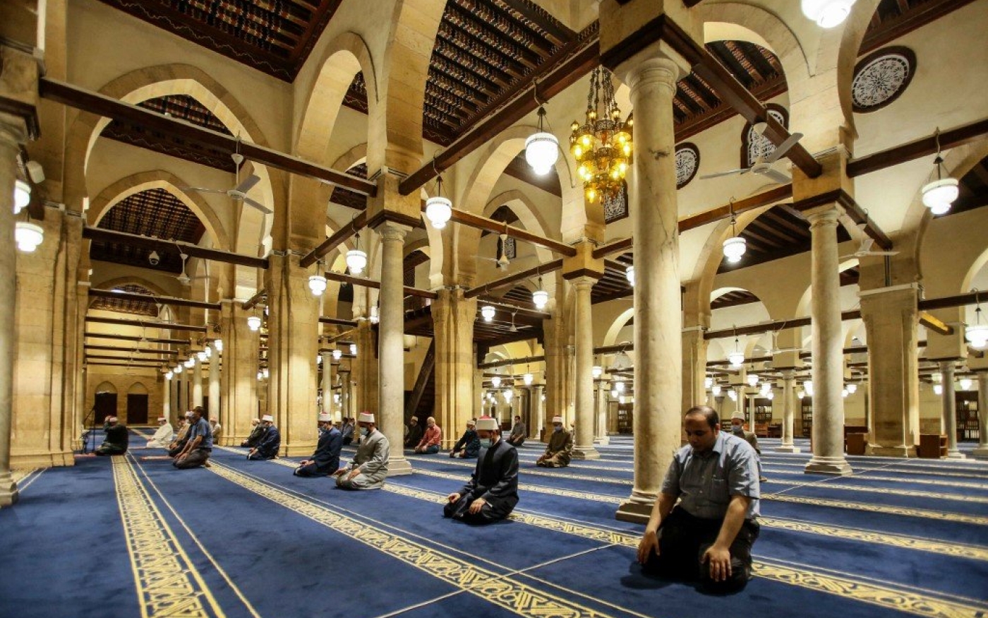 Des musulmans prient à la mosquée al-Azhar du Caire, le 17 mai (AFP)