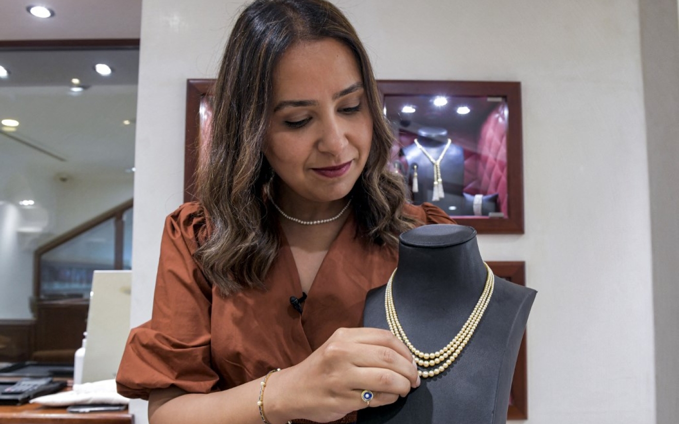 Faten Mattar de Mattar Jewelers présente un collier de perles naturelles à la boutique House of Pearls à Manama (AFP/Mazen Mahdi)