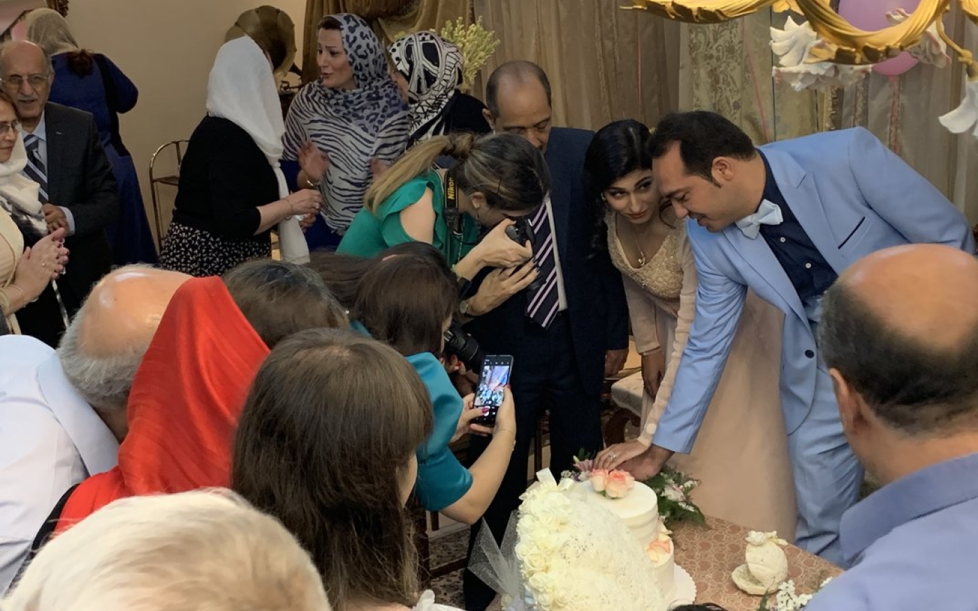 Le mariage est annoncé entre la famille proche et les parents lors du baleh boroun (Atieh Javadian/Creative Commons)