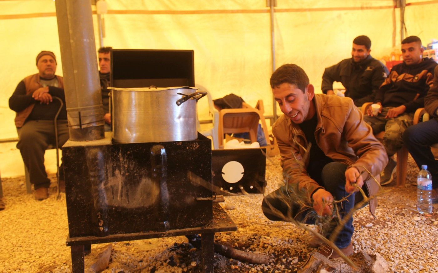À l’intérieur de la tente, des bénévoles préparent de la soupe au freekeh, un plat populaire palestinien (MEE/Shatha Hammad)
