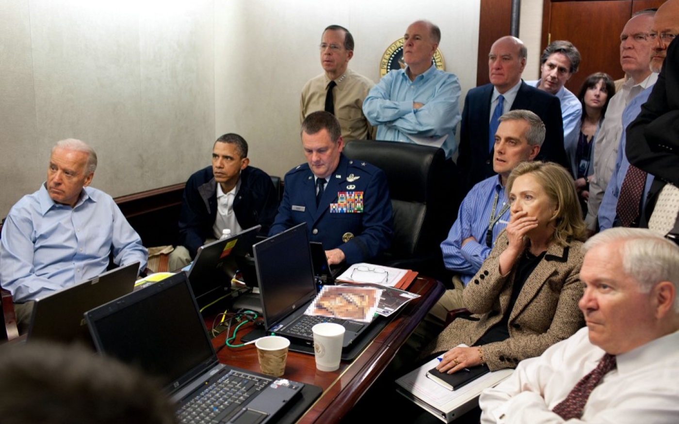 Célèbre photo de la pièce ultra-sécurisée de la Maison-Blanche où Barack Obama a suivi en direct l’assaut contre Ben Laden en 2011. Joe Biden, alors vice-président, est assis à sa droite (AFP)