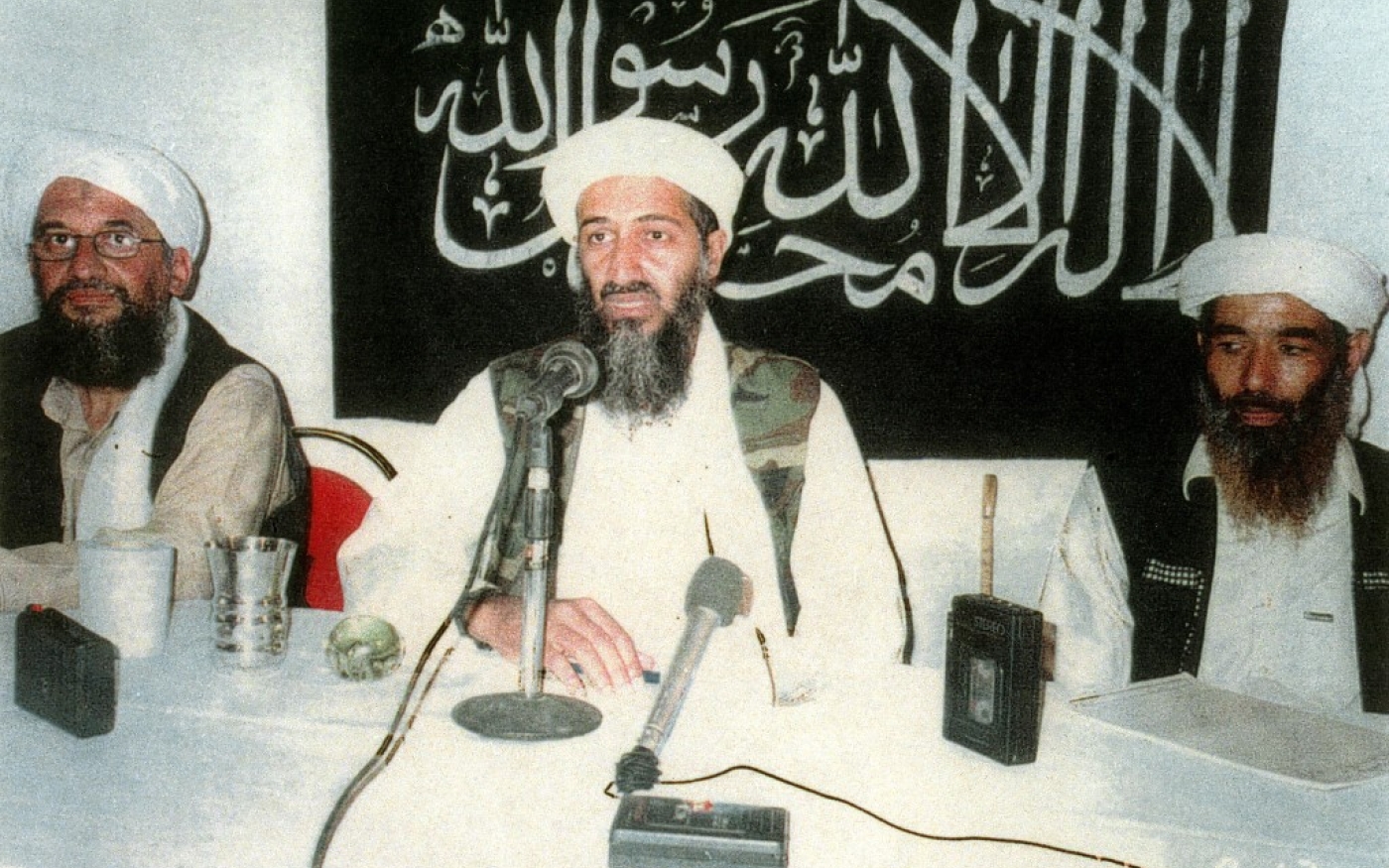 Photo datant de 2001, montrant Ayman al-Zawahiri à la droite d’Oussama ben Laden (AFP)