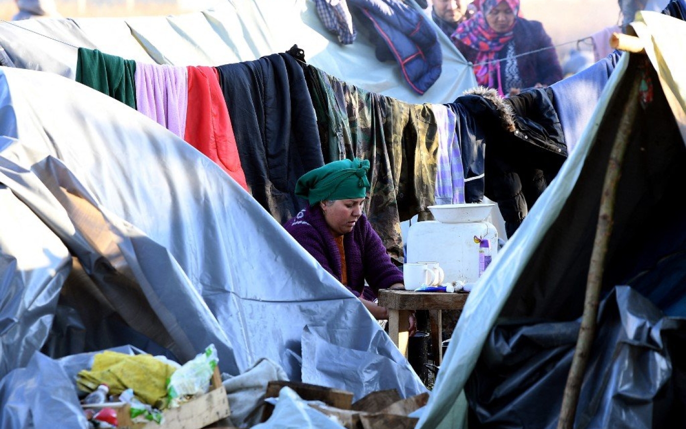 Des migrants dans un camp improvisé dans la ville frontalière de Velika Kladuša, en Bosnie-Herzégovine, le 15 octobre 2021 (AFP)