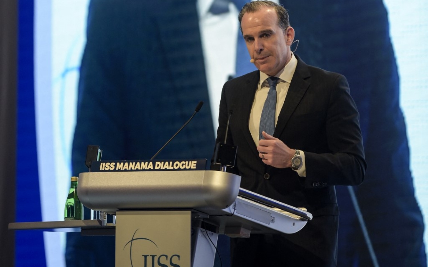 Brett McGurk, coordinateur du Conseil national de sécurité des États-Unis, prononce un discours lors de la conférence sur la sécurité organisée par l’IISS à Manama (Bahreïn), le 18 novembre 2023 (Mazen Mahdi/AFP)
