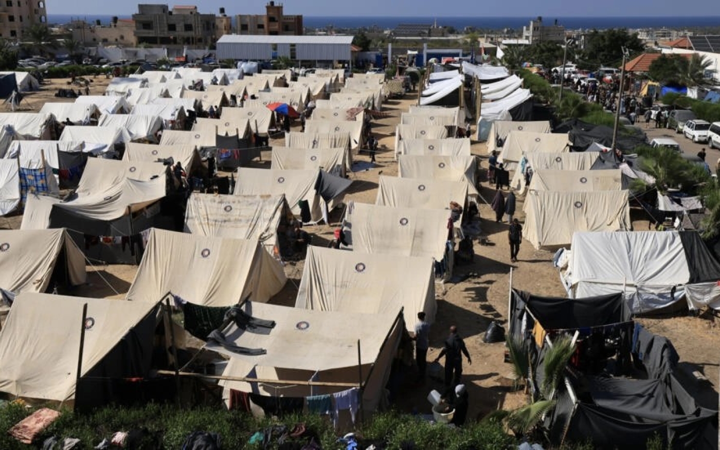 Des tentes pour les Palestiniens en quête d’un refuge sont montées dans l’enceinte d’un centre de l’UNRWA à Khan Younès, dans le sud de la bande de Gaza, le 19 octobre 2023