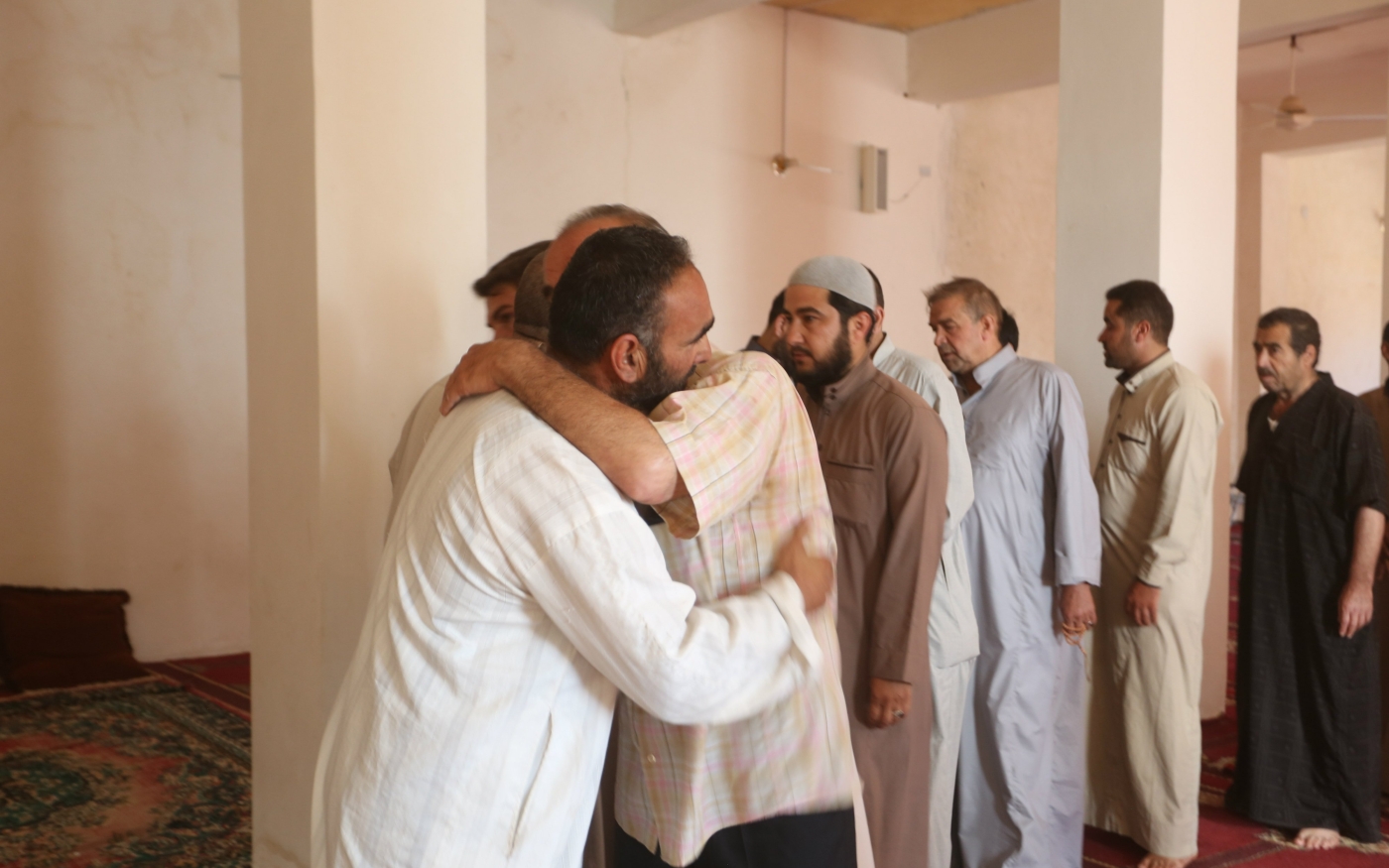 Des villageois de Salwah présentent leurs condoléances à Abdul Karim al-Arnos et l’assurent de leurs prières (MEE/Ali Haj Suleiman)