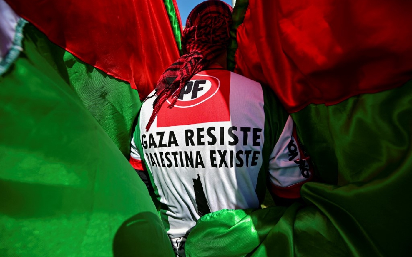 Un membre de la communauté palestinienne au Chili porte un t-shirt sur lequel on peut lire « Gaza résiste, la Palestine existe » lors d’une manifestation devant le palais de La Moneda tandis que l’ambassadeur d’Israël au Chili, Gil Artzyeli, présente ses lettres de créance au président du Chili Gabriel Boric à Santiago (AFP/Martin Bernetti)