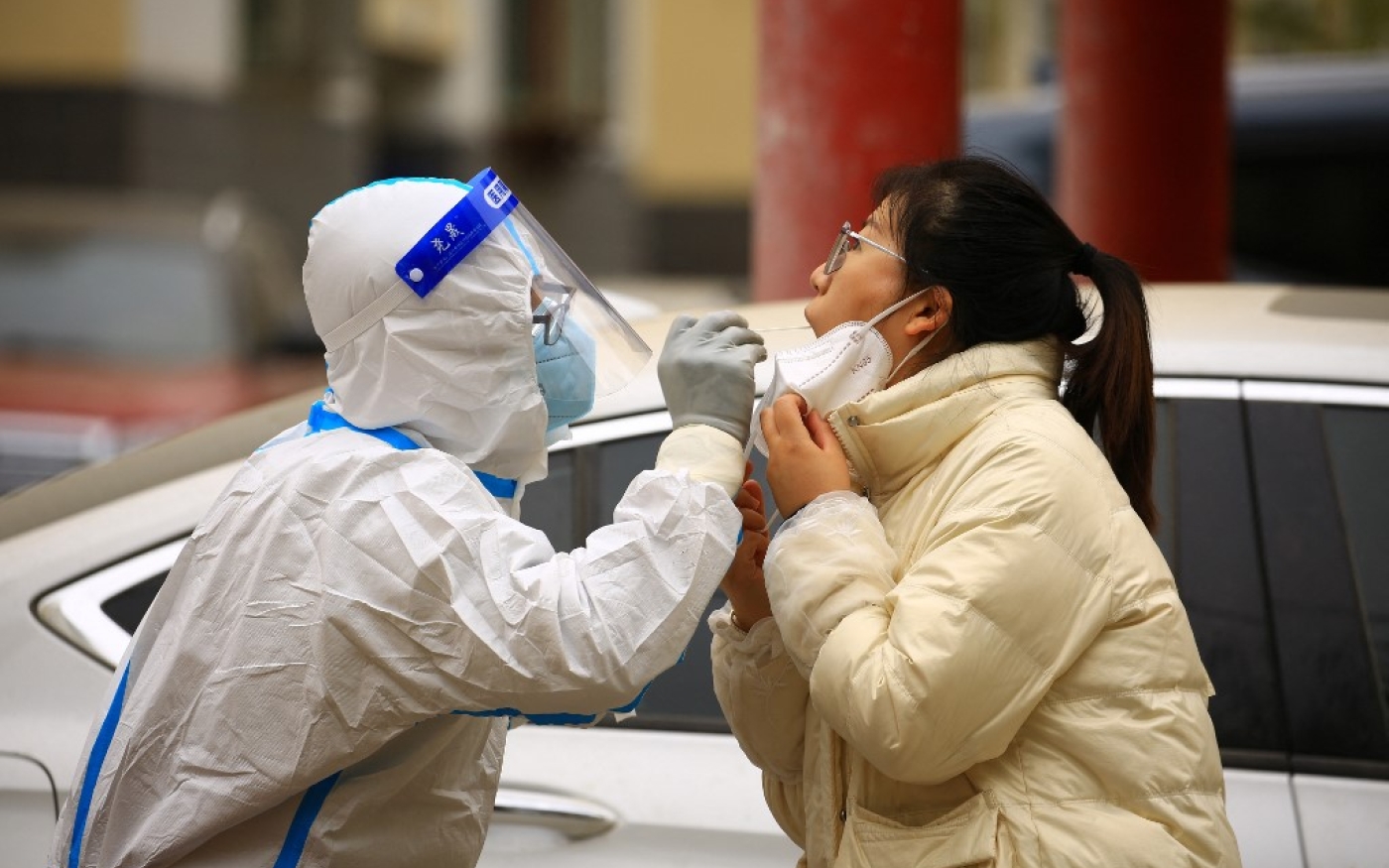 Une Chinoise est testée dans la rue, à Jiayuguan, au nord du pays, le 24 novembre 2022 (AFP)