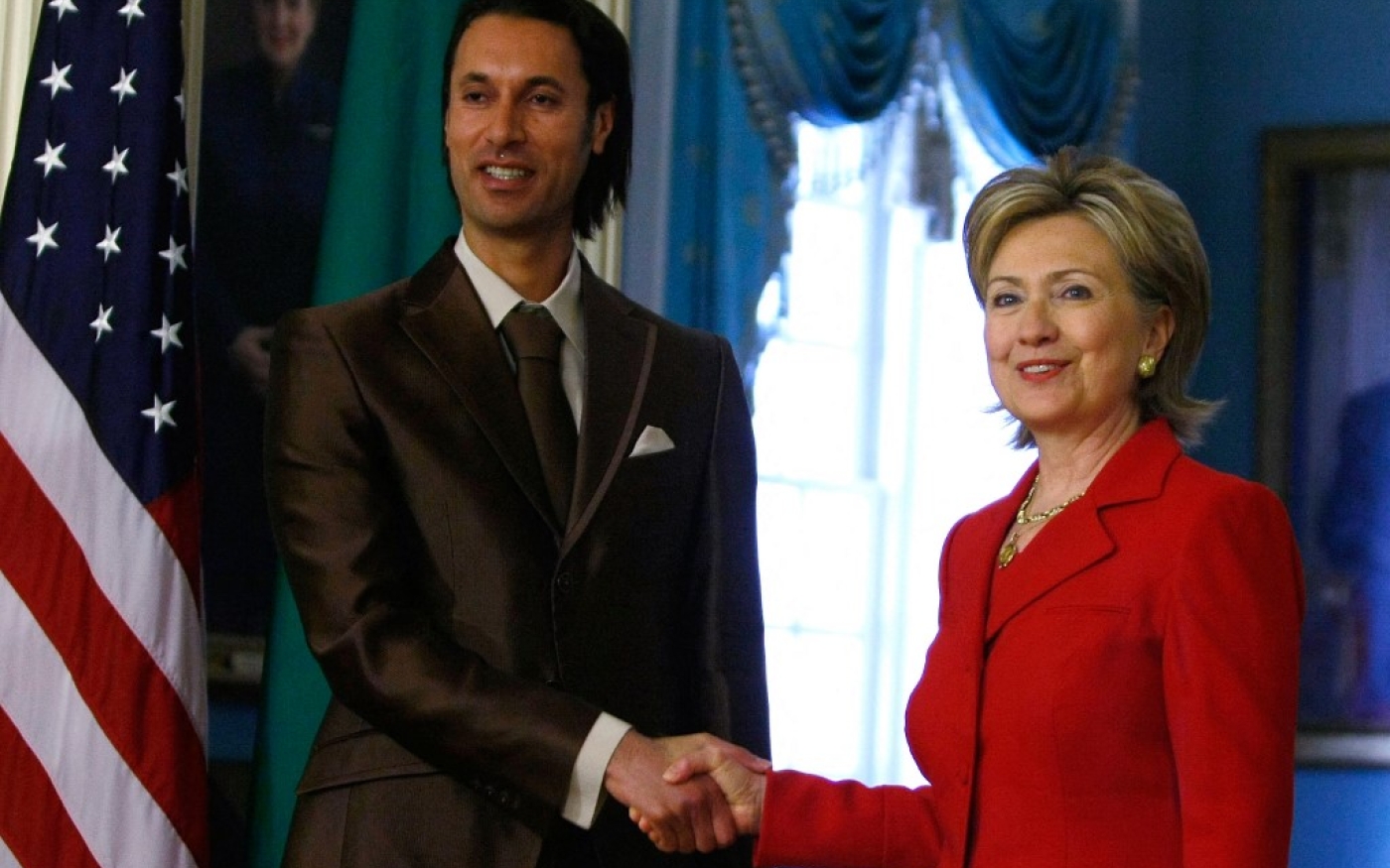 La secrétaire d’État américaine Hillary Clinton serre la main du conseiller à la sécurité nationale libyen Moatassem Kadhafi, le 21 avril 2009 à Washington (AFP)