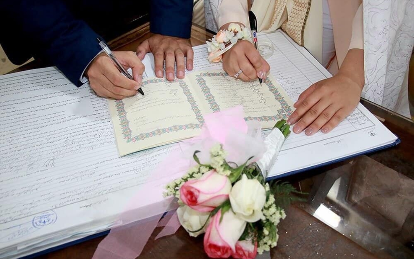 Les couples s’entendent sur les aspects financiers et les futurs arrangements familiaux avant de se marier (Creative Commons)