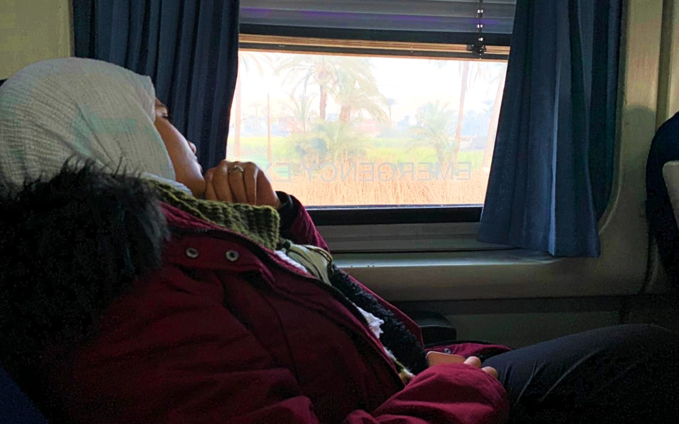 La photojournaliste Somaya Abdelrahman prend le train en direction d’Assouan, en janvier 2020 (Somaya Abdelrahman)