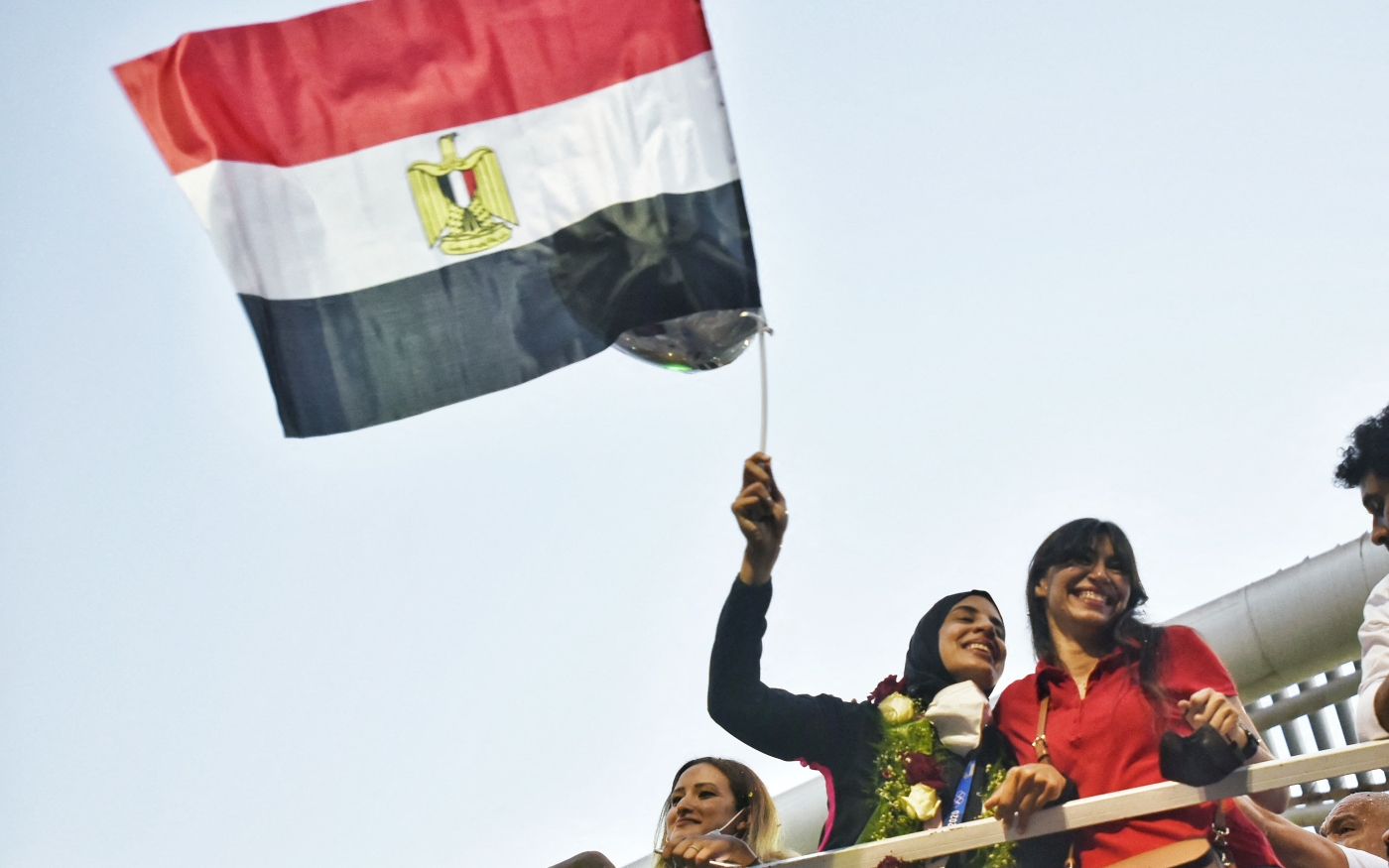 L’athlète Feryal Abdelaziz brandit le drapeau égyptien à l’aéroport du Caire après avoir remporté la médaille d’or dans l’épreuve féminine de kumite +61 kg aux JO de Tokyo (Reuters)