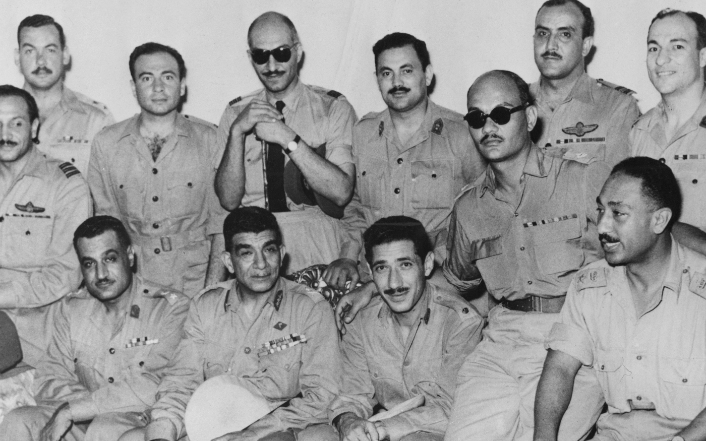 Les douze hommes du Conseil révolutionnaire qui a proclamé que l’Égypte était une république, au siège du Conseil au Caire, le 19 juin 1953 (AFP)