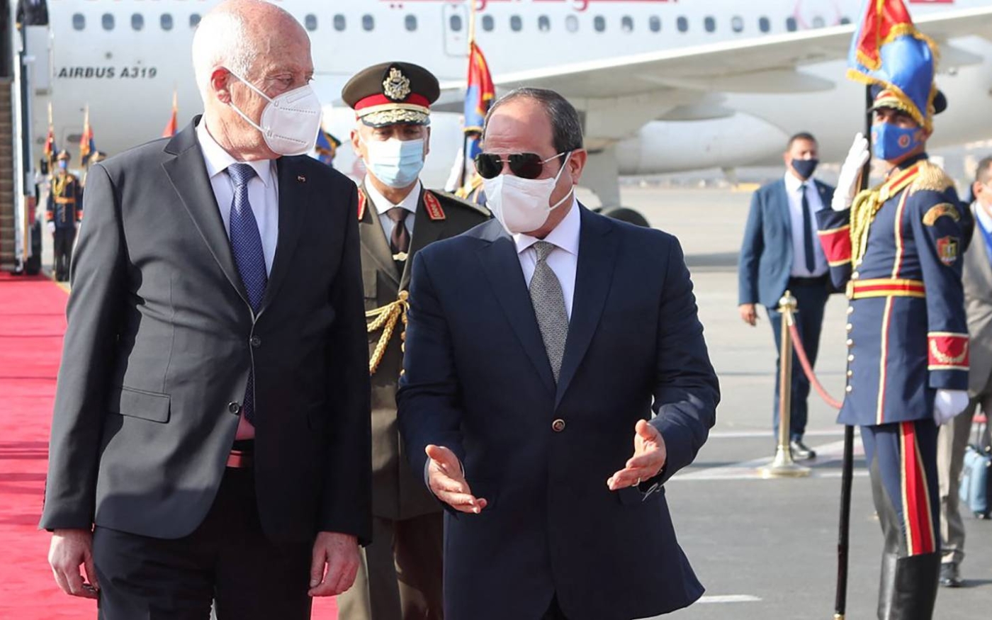 Le président tunisien Kais Saied (à gauche) est accueilli par le président égyptien Abdel Fattah al-Sissi, le 9 avril 2021 au Caire (AFP)