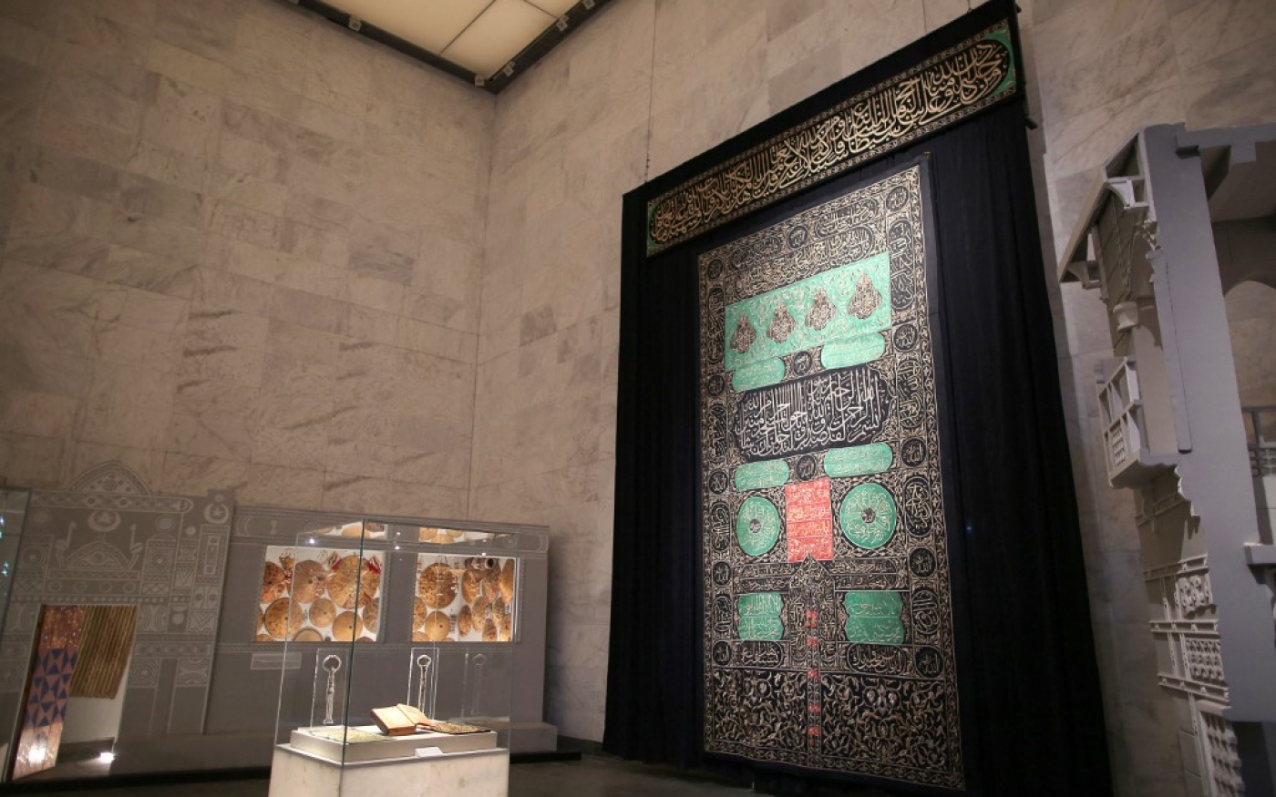 Les clés de la Kaaba et un fragment du kiswa, le dernier fourni par l’Égypte (en 1961), exposés au Musée de la civilisation égyptienne (NMEC), dans le quartier Fustat du Vieux Caire. (AFP/Mahmoud Khaled)