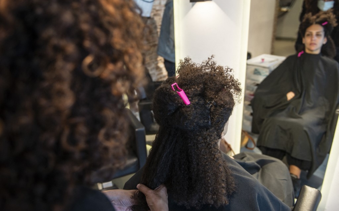 Rola Amer coiffe les cheveux d’une cliente dans son salon, The Curly Studio, au Caire, la capitale égyptienne, le 2 mars 2022 (AFP/Mohamed Hossam)