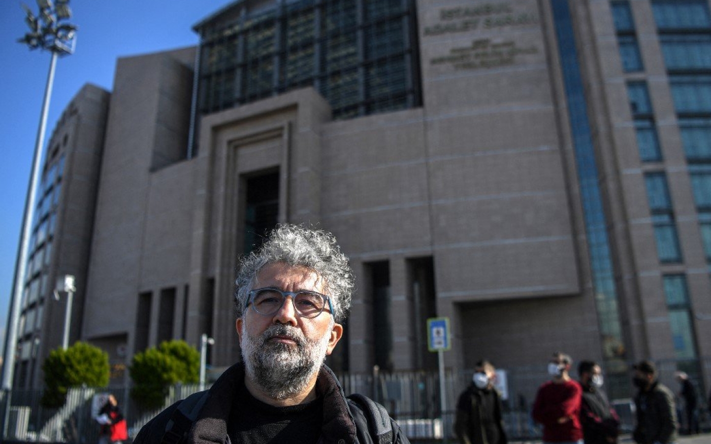 Le journaliste franco-turc Erol Önderoğlu, représentant de RSF en Turquie, devant le tribunal d’Istanbul le 3 février avant son procès pour terrorisme (AFP)