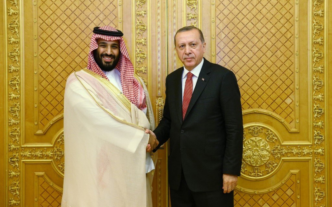 Le président turc Recep Tayyip Erdoğan échange une poignée de main avec le prince héritier saoudien Mohammed ben Salmane à Djeddah, en juillet 2017 (service de presse de la présidence turque/AFP)
