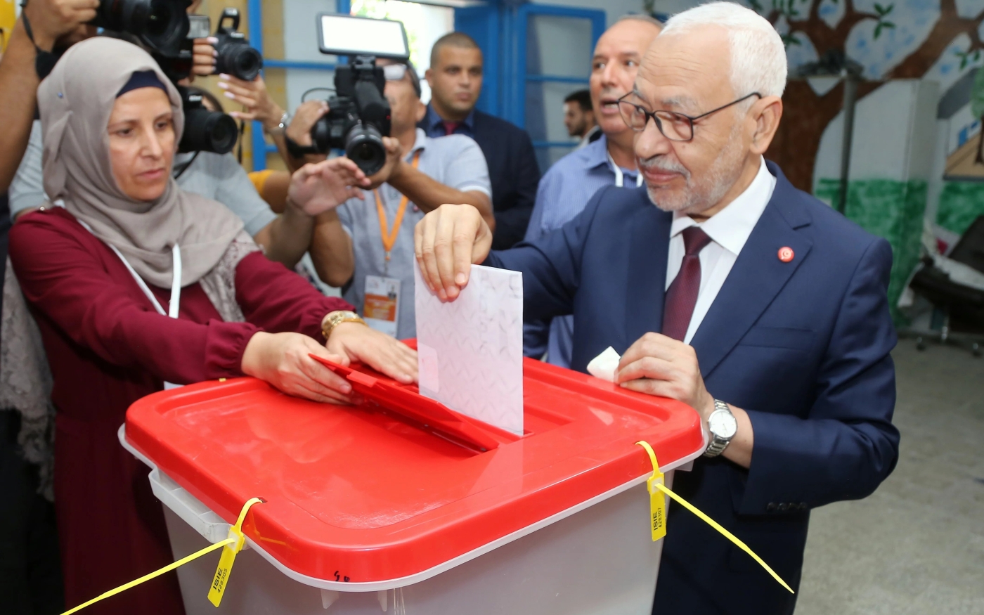Le chef du parti Ennahdha, Rached Ghannouchi, dépose son bulletin de vote dans un bureau de la capitale Tunis, le 6 octobre 2019 (AFP)