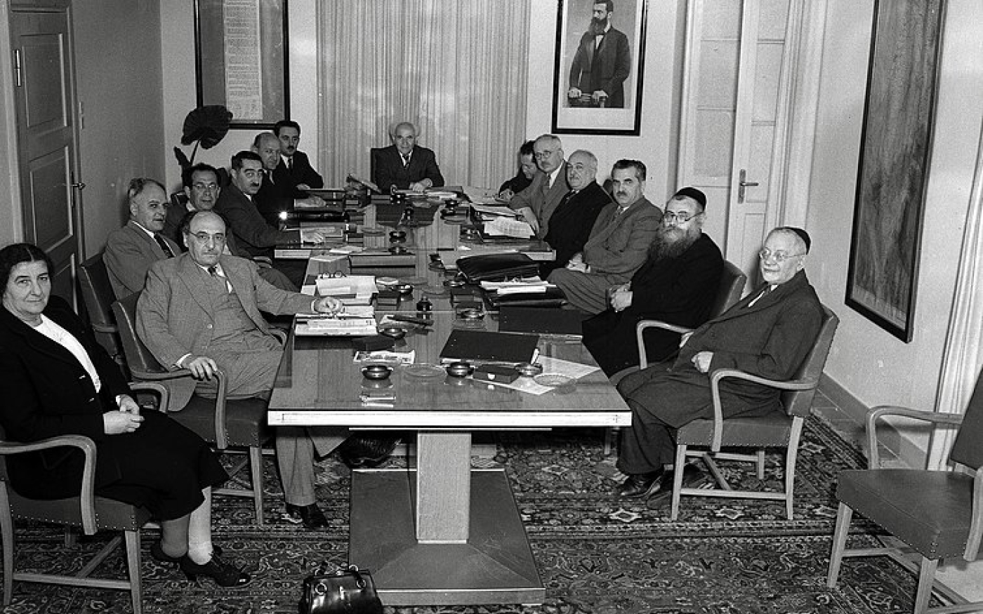 Moshé Sharett, assis à gauche du premier Premier ministre israélien David Ben Gourion en compagnie du premier gouvernement israélien en 1949 (Wikicommons)