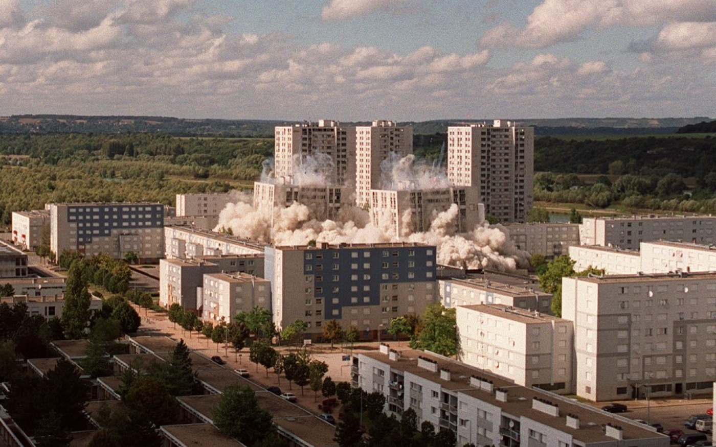 Photo prise le 1er octobre 2000 de la destruction de deux tours HLM de 113 logements dans le quartier des Peintres au Val Fourré, un quartier sensible de Mantes-La-Jolie (AFP/Philippe Driss) 