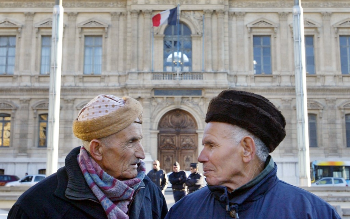 Des retraités maghrébins participent à une manifestation devant la préfecture de Marseille, le 15 décembre 2005, pour demander la restauration de leurs aides sociales (AFP/Anne-Christine Poujoulat)
