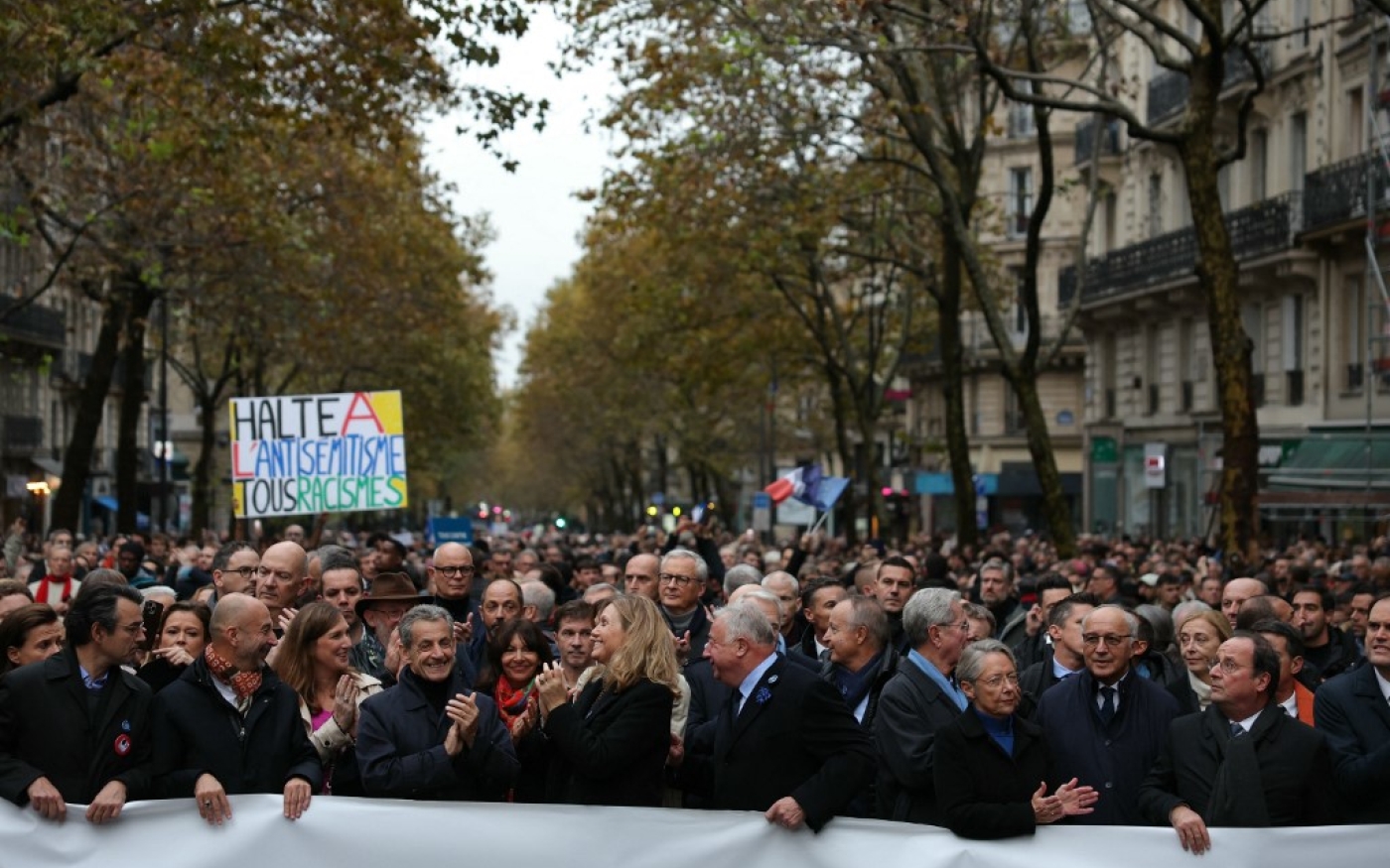 Le président du Sénat français Gérard Larcher (5e à gauche), la présidente de l’Assemblée nationale Yaël Braun-Pivet (4e à gauche), entourés de la Première ministre Élisabeth Borne (2e à droite), des anciens présidents Nicolas Sarkozy (3e à gauche) et François Hollande (à droite), applaudissent après avoir chanté l’hymne national lors de la marche contre l’antisémitisme, le 12 novembre 2023 à Paris (AFP/Thomas Samson)