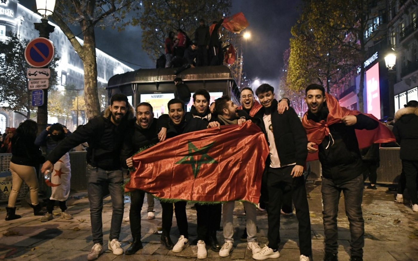 Les Marocains ont explosé de joie mardi 6 décembre 2022, comme ici à Paris, après la qualification historique de leur équipe nationale en quarts de finale du Mondial aux dépens de l’Espagne (AFP/Stéphane de Sakutin)