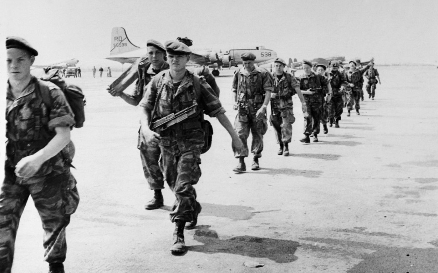 Des parachutistes français embarquent dans un avion de transport près d’Alger, en 1956 (AFP)