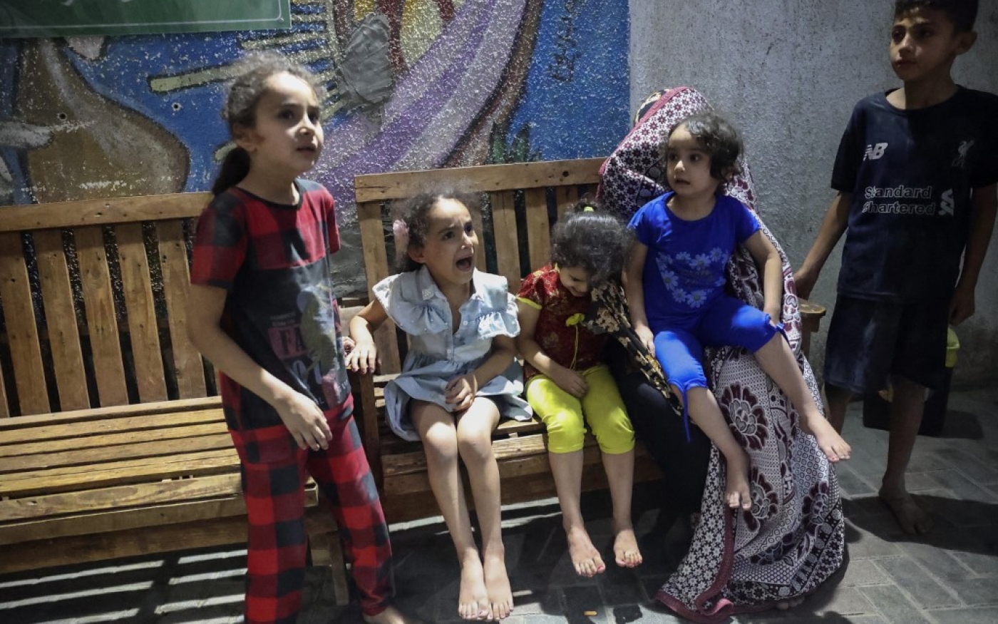 Des petits Palestiniens paniquent en attendant une frappe annoncée sur Rafah, dans le Sud de la bande de Gaza (AFP/Said Khatib)
