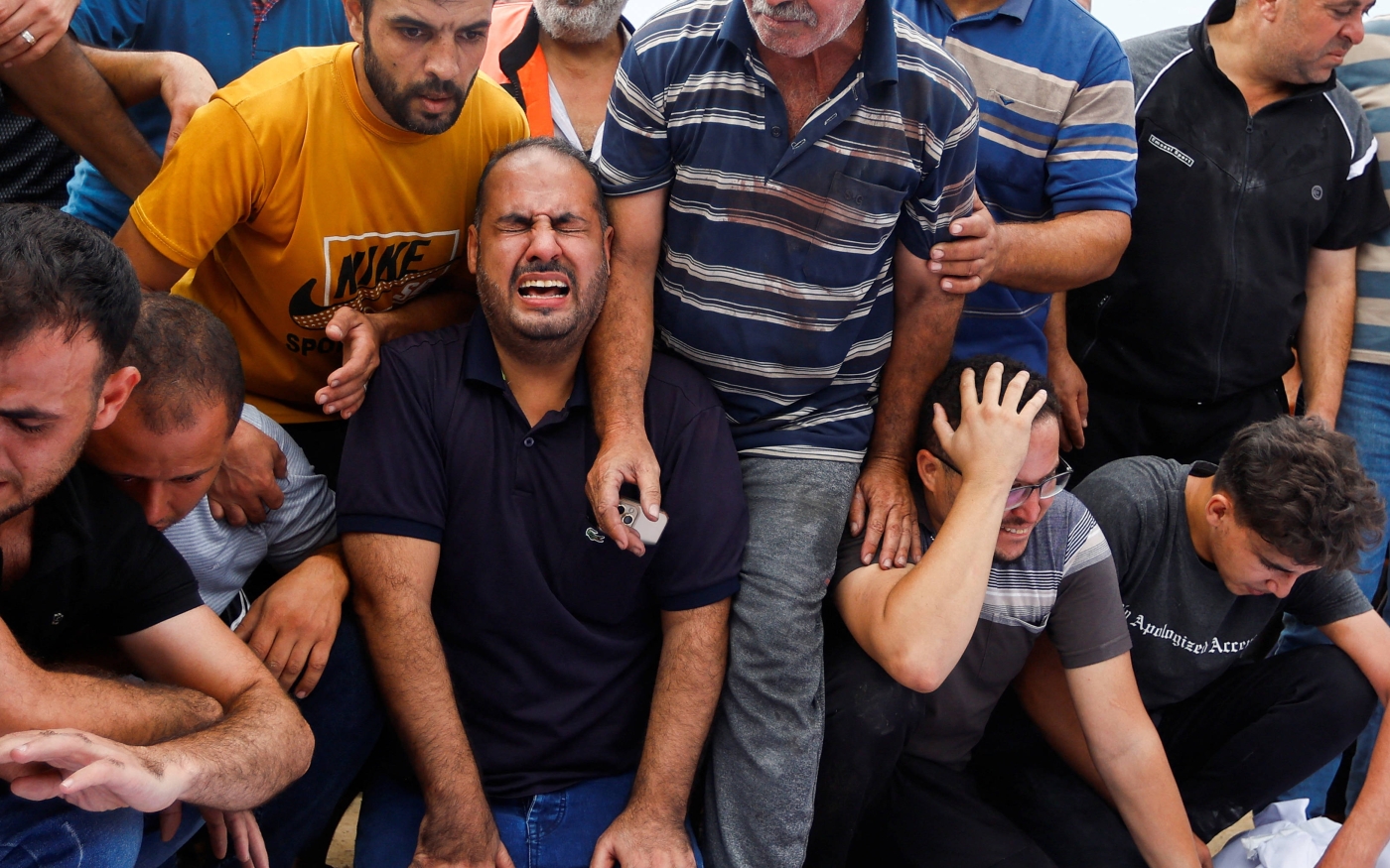 Funérailles des membres de la famille al-Agha, tués lors des frappes israéliennes, à Khan Younès, dans le sud de la bande de Gaza, le 11 octobre 2023 (Reuters)