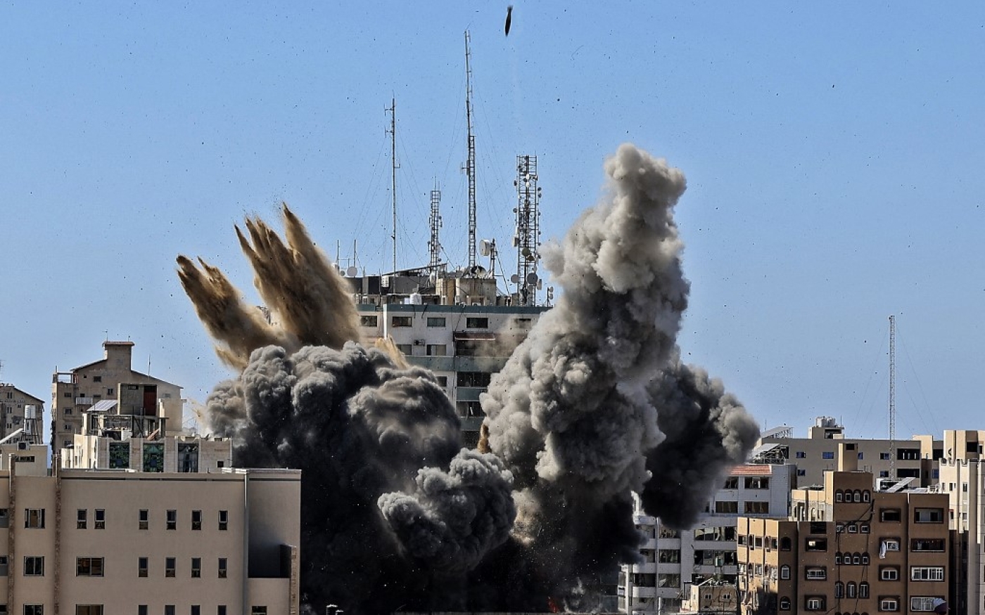 De la fumée s’élève alors qu’une bombe est larguée sur la tour Jala lors d’une frappe aérienne israélienne sur Gaza, le 15 mai 2021 (Mahmud Hams)